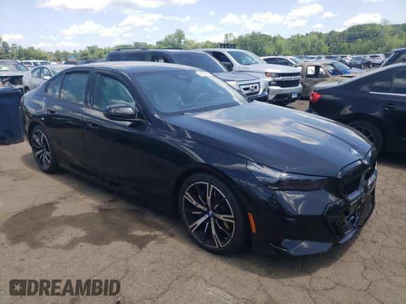 2025 BMW 5 Series z VIN WBA13FK02SCT55164, wystawiony jako Copart lot #61831855 z przebiegiem Nie podano mil oraz Szkoda całkowita • Salvage title. Historia ofert i sprzedaży dostępna na DreamBid. Obrazek 4.