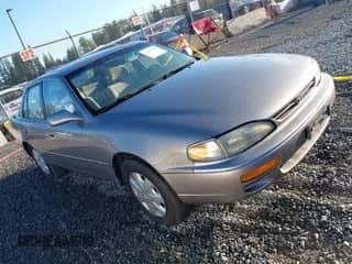 1996 Toyota Camry LE z VIN JT2BF12K0T0158833, wystawiony jako IAAI lot #43212903 z przebiegiem 288 605 mil mil oraz . Historia ofert i sprzedaży dostępna na DreamBid. Obrazek 1.