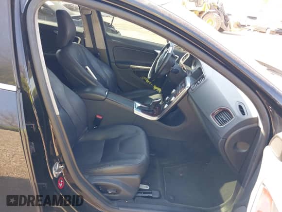 2016 Volvo S60 T5 Drive-E Premier z VIN YV126MFK8G2412344, wystawiony jako IAAI lot #42108519 z przebiegiem 129 579 mil mil oraz . Historia ofert i sprzedaży dostępna na DreamBid. Obrazek 5.