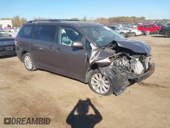 2014 Toyota Sienna LE z VIN 5TDJK3DC9ES092945, wystawiony jako IAAI lot #43472669 z przebiegiem 229 682 mil mil oraz . Historia ofert i sprzedaży dostępna na DreamBid. Obrazek 1.