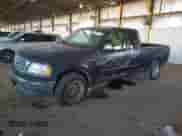 2000 Ford F-150 XL z VIN 1FTRX17W7YNC13108, wystawiony jako Copart lot #38449143 z przebiegiem 128 350 mil mil oraz Czysty tytuł • Clean title. Historia ofert i sprzedaży dostępna na DreamBid. Obrazek 1.
