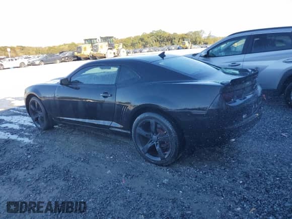 2010 Chevrolet Camaro 2LT z VIN 2G1FG1EVXA9148348, wystawiony jako Copart lot #87283435 z przebiegiem 310 418 mil mil oraz Czysty tytuł • Clean title. Historia ofert i sprzedaży dostępna na DreamBid. Obrazek 2.