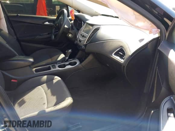 2018 Chevrolet Cruze LS с VIN 1G1BC5SM4J7225391, выставлен на аукционе IAAI как лот 40510505 с пробегом 174 390 миль миль и . История ставок и продаж доступна на DreamBid. Изображение 5.