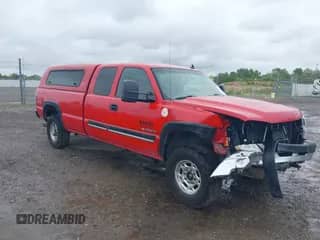 2006 Chevrolet Silverado 2500HD LS с VIN 1GCHK29UX6E220272, выставлен на аукционе IAAI как лот 39660282 с пробегом 295 790 миль миль и . История ставок и продаж доступна на DreamBid. Изображение 1.