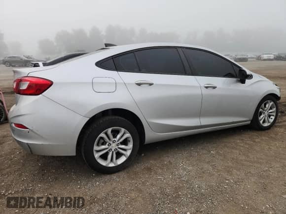 2019 Chevrolet Cruze LS z VIN 1G1BC5SM4K7135725, wystawiony jako Copart lot #68474495 z przebiegiem 47 002 mil mil oraz Szkoda całkowita • Salvage title. Historia ofert i sprzedaży dostępna na DreamBid. Obrazek 3.