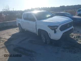 2024 Toyota Tacoma SR5 z VIN 3TMKB5FN4RM002301, wystawiony jako IAAI lot #41489792 z przebiegiem 12 965 mil mil oraz . Historia ofert i sprzedaży dostępna na DreamBid. Obrazek 1.