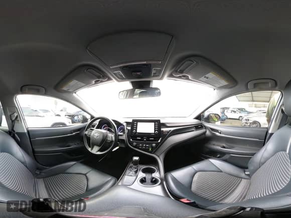 2021 Toyota Camry SE Nightshade z VIN 4T1G11AK8MU536707, wystawiony jako IAAI lot #43329430 z przebiegiem 61 408 mil mil oraz . Historia ofert i sprzedaży dostępna na DreamBid. Obrazek 20.