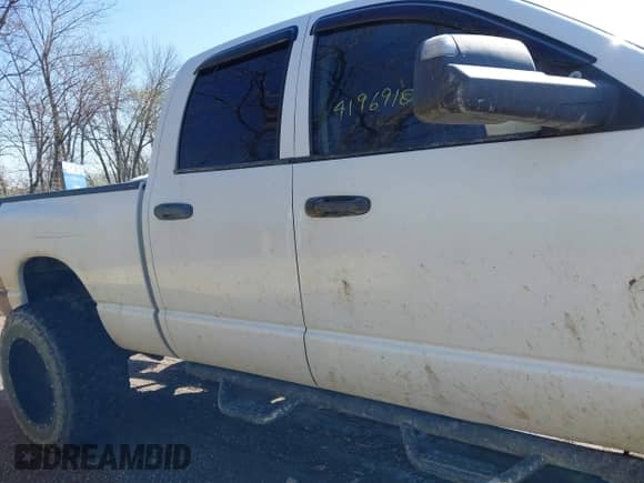 2006 Dodge 2500 SLT z VIN 3D7KS28C96G123013, wystawiony jako IAAI lot #41969108 z przebiegiem 330 447 mil mil oraz . Historia ofert i sprzedaży dostępna na DreamBid. Obrazek 13.