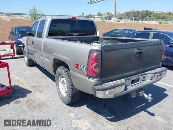 2002 GMC Sierra 1500 SLE z VIN 2GTEK19T221422653, wystawiony jako IAAI lot #42429541 z przebiegiem 221 226 mil mil oraz . Historia ofert i sprzedaży dostępna na DreamBid. Obrazek 3.