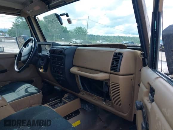 1999 Jeep Wrangler Sahara z VIN 1J4FY49S3XP407594, wystawiony jako IAAI lot #42369363 z przebiegiem 253 780 mil mil oraz . Historia ofert i sprzedaży dostępna na DreamBid. Obrazek 5.