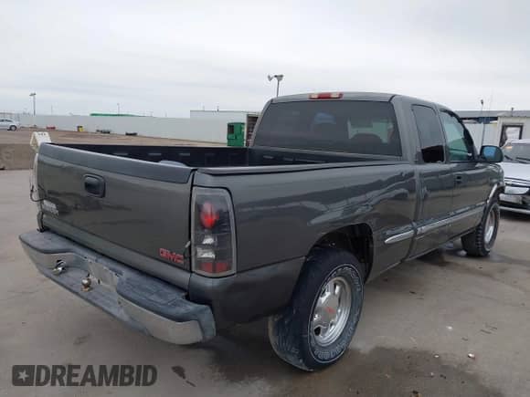 2000 GMC Sierra 1500 SLE with VIN 1GTEC19V3YZ176243, listed as a IAAI auction lot 41582240 with Not provided miles and . Bid and sale history available at DreamBid. Image 4.