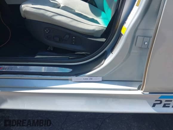 2006 BMW 5 Series M5 с VIN WBSNB93516B582451, выставлен на аукционе IAAI как лот 43017868 с пробегом 77 262 миль миль и . История ставок и продаж доступна на DreamBid. Изображение 6.