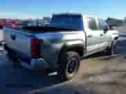 2025 Toyota Tacoma SR z VIN 3TMLB5JN9SM119566, wystawiony jako IAAI lot #43569506 z przebiegiem 12 312 mil mil oraz . Historia ofert i sprzedaży dostępna na DreamBid. Obrazek 4.