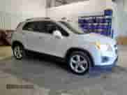 2015 Chevrolet Trax LTZ z VIN KL7CJNSB4FB249742, wystawiony jako Copart lot #85187075 z przebiegiem 212 083 mil mil oraz Czysty tytuł • Clean title. Historia ofert i sprzedaży dostępna na DreamBid. Obrazek 4.