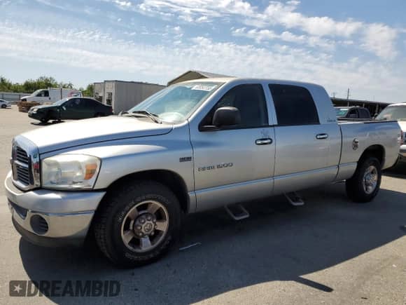 2007 Dodge 1500 SLT z VIN 3D7KR19D57G700294, wystawiony jako Copart lot #63056955 z przebiegiem 117 913 mil mil oraz Szkoda całkowita • Salvage title. Historia ofert i sprzedaży dostępna na DreamBid. Obrazek 1.