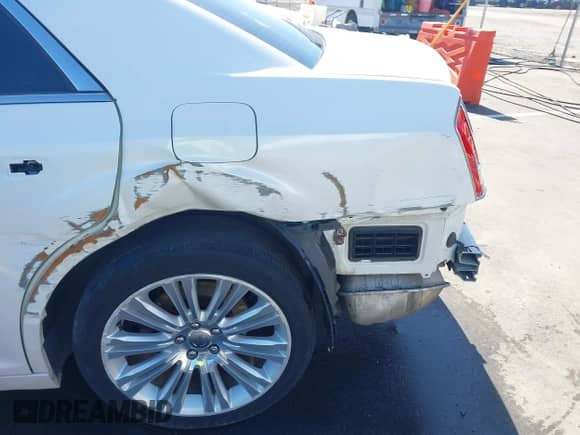 2013 Chrysler 300 C с VIN 2C3CCAET4DH641171, выставлен на аукционе IAAI как лот 43354589 с пробегом 191 295 миль миль и . История ставок и продаж доступна на DreamBid. Изображение 18.