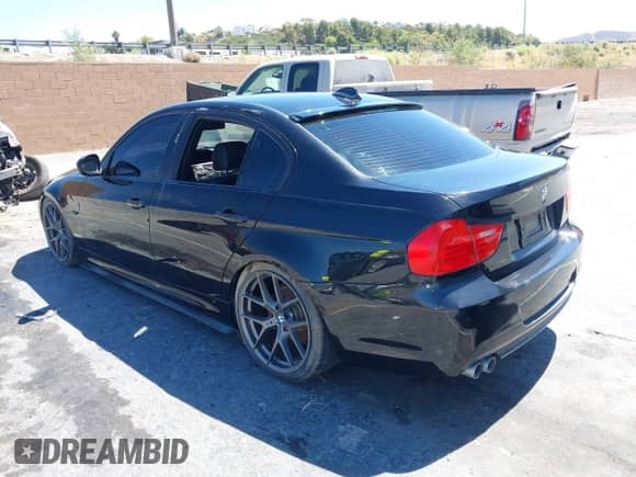 2010 BMW 3 Series 328i z VIN WBAPH5C5XAA439484, wystawiony jako IAAI lot #42719554 z przebiegiem 127 109 mil mil oraz . Historia ofert i sprzedaży dostępna na DreamBid. Obrazek 3.