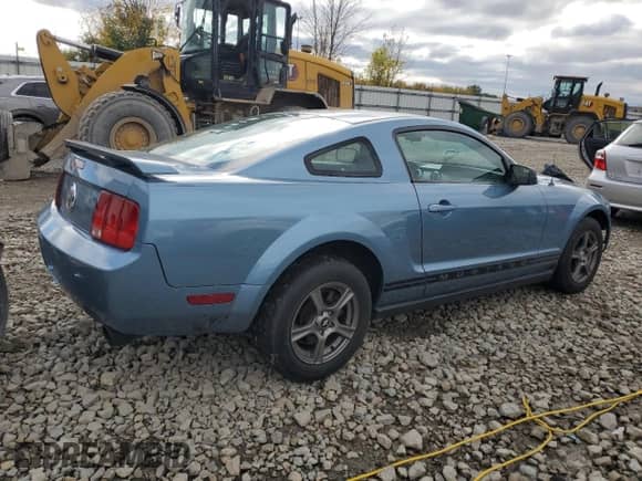 2005 Ford Mustang Deluxe z VIN 1ZVFT80N755259703, wystawiony jako Copart lot #86684285 z przebiegiem 160 486 mil mil oraz Nie do naprawy • Non repairable. Historia ofert i sprzedaży dostępna na DreamBid. Obrazek 3.