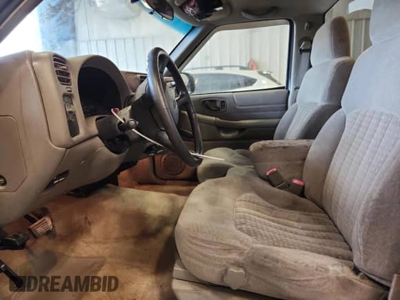 2002 Chevrolet S-10 z VIN 1GCCS145528162388, wystawiony jako Copart lot #86320935 z przebiegiem 162 776 mil mil oraz Czysty tytuł • Clean title. Historia ofert i sprzedaży dostępna na DreamBid. Obrazek 7.