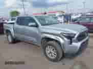 2024 Toyota Tacoma SR5 z VIN 3TMKB5FN2RM000305, wystawiony jako IAAI lot #42108145 z przebiegiem Nie podano mil oraz . Historia ofert i sprzedaży dostępna na DreamBid. Obrazek 1.