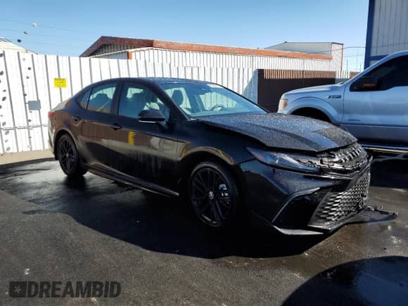 2025 Toyota Camry SE with VIN 4T1DAACK4SU137841, listed as a Copart auction lot 84772985 with 8,046 mi miles and Clean title. Bid and sale history available at DreamBid. Image 4.