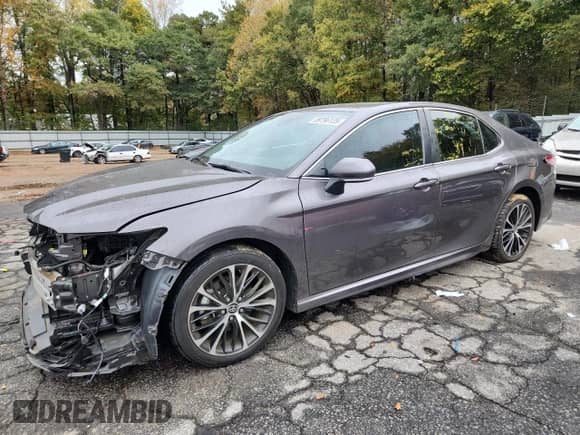 2020 Toyota Camry SE z VIN 4T1M11AKXLU962447, wystawiony jako Copart lot #89796125 z przebiegiem 74 822 mil mil oraz Szkoda całkowita • Salvage title. Historia ofert i sprzedaży dostępna na DreamBid. Obrazek 1.