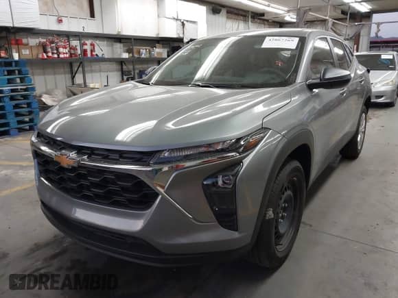 2025 Chevrolet Trax LS с VIN KL77LFEP7SC213752, выставлен на аукционе IAAI как лот 42867269 с пробегом 4 050 миль миль и . История ставок и продаж доступна на DreamBid. Изображение 2.