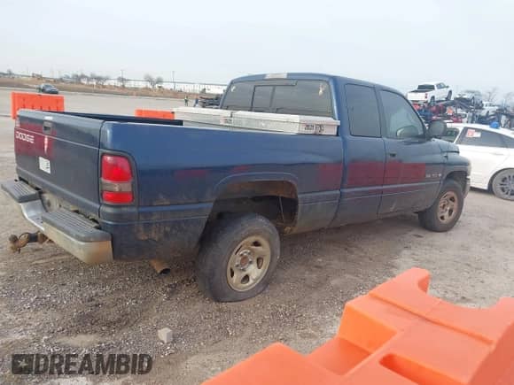 2000 Dodge 1500 z VIN 3B7HC12Y6YG149085, wystawiony jako IAAI lot #41453173 z przebiegiem 150 218 mil mil oraz . Historia ofert i sprzedaży dostępna na DreamBid. Obrazek 4.