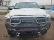 2018 Ram 1500 Laramie z VIN 1C6RR7VM7JS255694, wystawiony jako Copart lot #46253895 z przebiegiem 87 662 mil mil oraz Szkoda całkowita • Salvage title. Historia ofert i sprzedaży dostępna na DreamBid. Obrazek 5.
