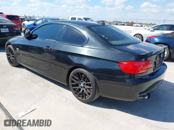 2011 BMW 3 Series 335i xDrive z VIN WBAKF9C57BE262345, wystawiony jako IAAI lot #43428669 z przebiegiem 127 610 mil mil oraz . Historia ofert i sprzedaży dostępna na DreamBid. Obrazek 3.