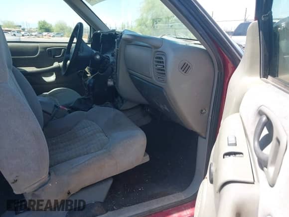 2002 Chevrolet Blazer LS с VIN 1GNCS18W92K177862, выставлен на аукционе IAAI как лот 42587989 с пробегом 207 236 миль миль и . История ставок и продаж доступна на DreamBid. Изображение 5.