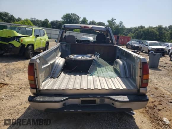 2002 GMC Sierra 1500 z VIN 1GTEC14W02Z290420, wystawiony jako Copart lot #65817084 z przebiegiem 273 128 mil mil oraz Szkoda całkowita • Salvage title. Historia ofert i sprzedaży dostępna na DreamBid. Obrazek 6.