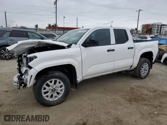 2024 Toyota Tacoma SR с VIN 3TYKD5HN9RT002032, выставлен на аукционе Copart как лот 53355655 с пробегом 6 144 миль миль и Списание • Salvage title. История ставок и продаж доступна на DreamBid. Изображение 1.