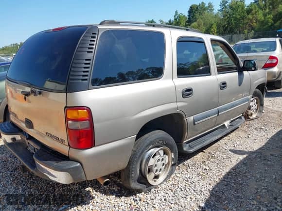2003 Chevrolet Tahoe LT z VIN 1GNEC13Z83R104031, wystawiony jako IAAI lot #43337191 z przebiegiem Nie podano mil oraz . Historia ofert i sprzedaży dostępna na DreamBid. Obrazek 4.