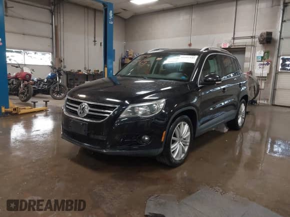 2010 Volkswagen Tiguan SE с VIN WVGBV7AX0AW001089, выставлен на аукционе IAAI как лот 43197345 с пробегом 176 507 миль миль и . История ставок и продаж доступна на DreamBid. Изображение 2.