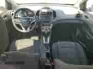2015 Chevrolet Sonic LT z VIN 1G1JC5SB0F4198256, wystawiony jako Copart lot #69501375 z przebiegiem 92 388 mil mil oraz Czysty tytuł • Clean title. Historia ofert i sprzedaży dostępna na DreamBid. Obrazek 8.