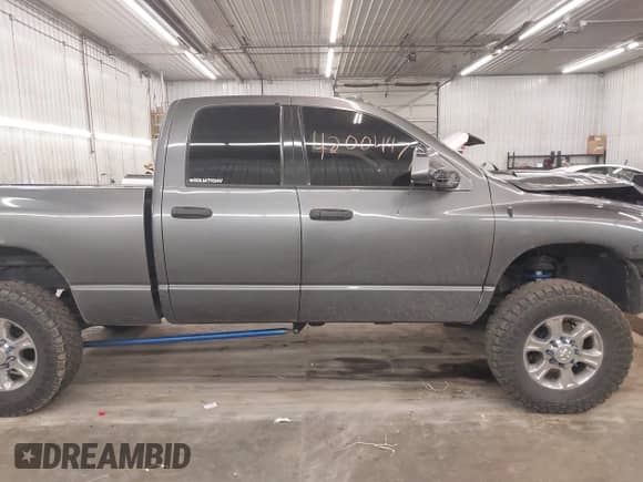 2003 Dodge 2500 ST z VIN 3D7KU28C03G819541, wystawiony jako IAAI lot #42004477 z przebiegiem 277 144 mil mil oraz . Historia ofert i sprzedaży dostępna na DreamBid. Obrazek 14.