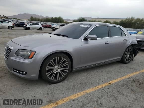 2013 Chrysler 300 S z VIN 2C3CCABG6DH576802, wystawiony jako Copart lot #81459575 z przebiegiem 139 905 mil mil oraz Szkoda całkowita • Salvage title. Historia ofert i sprzedaży dostępna na DreamBid. Obrazek 1.