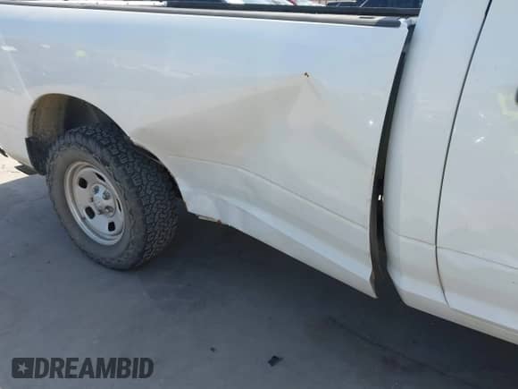 2019 Ram 1500 Tradesman z VIN 3C6JR6DT4KG648920, wystawiony jako IAAI lot #42531432 z przebiegiem 128 735 mil mil oraz . Historia ofert i sprzedaży dostępna na DreamBid. Obrazek 6.