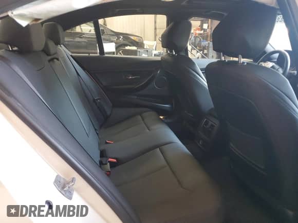 2018 BMW 3 Series 320i xDrive z VIN WBA8E5G56JNU45704, wystawiony jako Copart lot #68655805 z przebiegiem 59 962 mil mil oraz Szkoda całkowita • Salvage title. Historia ofert i sprzedaży dostępna na DreamBid. Obrazek 10.