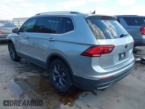 2023 Volkswagen Tiguan SE z VIN 3VV3B7AX0PM006918, wystawiony jako IAAI lot #43334061 z przebiegiem 56 645 mil mil oraz . Historia ofert i sprzedaży dostępna na DreamBid. Obrazek 3.