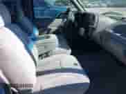 1996 GMC Sierra 1500 z VIN 2GTEC19M9T1527701, wystawiony jako IAAI lot #43289683 z przebiegiem 297 195 mil mil oraz . Historia ofert i sprzedaży dostępna na DreamBid. Obrazek 5.