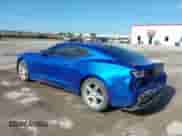 2018 Chevrolet Camaro 1LS z VIN 1G1FA1RX6J0169186, wystawiony jako IAAI lot #42102784 z przebiegiem 51 463 mil mil oraz . Historia ofert i sprzedaży dostępna na DreamBid. Obrazek 3.