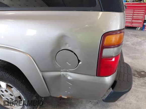 2002 Chevrolet Suburban LT z VIN 1GNFK16Z42J221525, wystawiony jako IAAI lot #43004717 z przebiegiem 266 001 mil mil oraz . Historia ofert i sprzedaży dostępna na DreamBid. Obrazek 6.