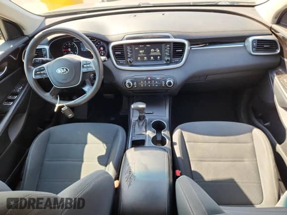 2019 Kia Sorento L с VIN 5XYPG4A35KG551113, выставлен на аукционе Copart как лот 80688655 с пробегом 179 957 миль миль и Чистый • Clean title. История ставок и продаж доступна на DreamBid. Изображение 8.