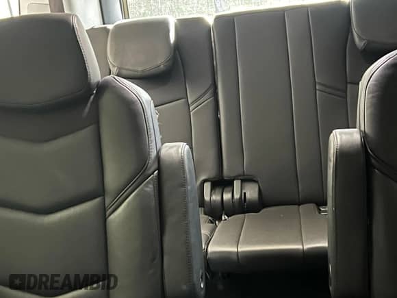 2015 Cadillac Escalade Premium z VIN 1GYS4NKJ3FR708922, wystawiony jako Copart lot #90539155 z przebiegiem 170 591 mil mil oraz Czysty tytuł • Clean title. Historia ofert i sprzedaży dostępna na DreamBid. Obrazek 6.