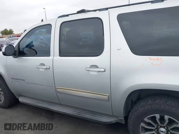 2010 Chevrolet Suburban LT z VIN 1GNUCJE03AR238548, wystawiony jako IAAI lot #42104596 z przebiegiem 153 959 mil mil oraz . Historia ofert i sprzedaży dostępna na DreamBid. Obrazek 14.