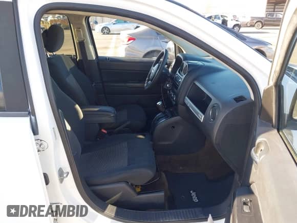 2014 Jeep Compass Sport z VIN 1C4NJCBA4ED881778, wystawiony jako IAAI lot #43359604 z przebiegiem 92 729 mil mil oraz . Historia ofert i sprzedaży dostępna na DreamBid. Obrazek 5.