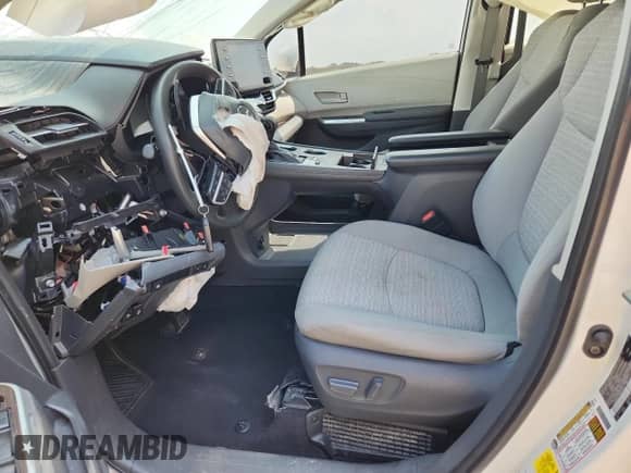 2021 Toyota Sienna LE z VIN 5TDKRKEC4MS045720, wystawiony jako Copart lot #81157265 z przebiegiem Nie podano mil oraz Szkoda całkowita • Salvage title. Historia ofert i sprzedaży dostępna na DreamBid. Obrazek 7.