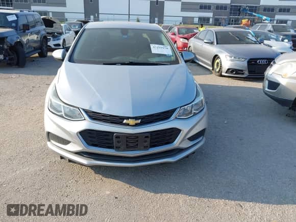 2018 Chevrolet Cruze LS z VIN 1G1BC5SM4J7196975, wystawiony jako IAAI lot #43259970 z przebiegiem 43 888 mil mil oraz . Historia ofert i sprzedaży dostępna na DreamBid. Obrazek 12.